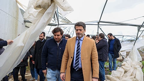 André Ventura, numa ação de campanha numa visita a uma exploração agrária afetada pela tempestade Kristin, em Ortigosa, Leiria, 31 de janeiro de 2026. 