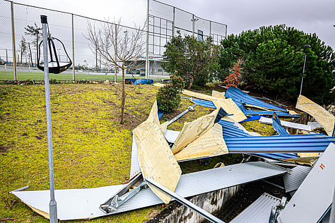 Vários pontos da cidade foram devastados pelos fortes ventos e chuva.