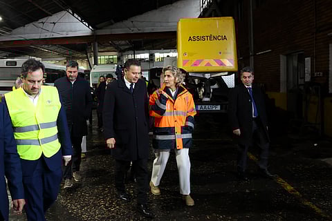 O primeiro-ministro, Luís Montenegro e presidente da Câmara Municipal de Coimbra, Ana Abrunhosa, durante a visita às oficinas dos SMUTC, afetadas pela passagem da depressão