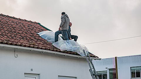 Telhas "são mais caras que ouro” para quem quer proteger as casas