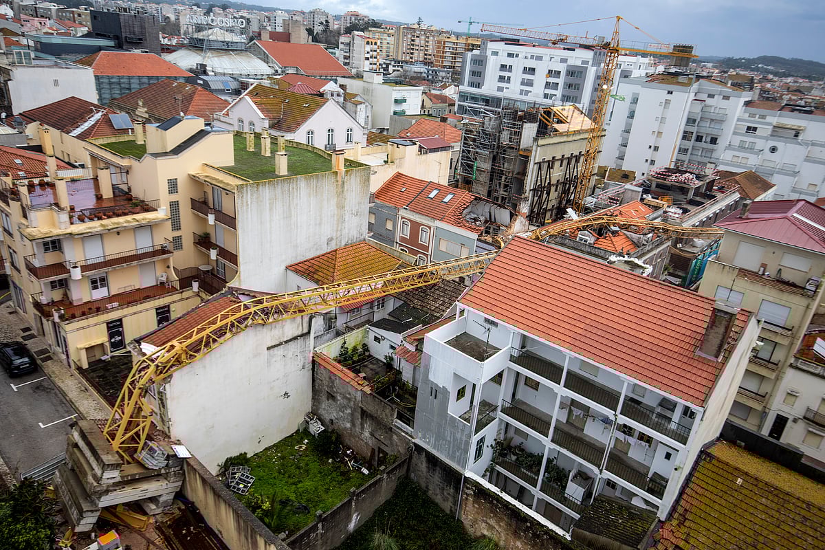 Crane falls onto five buildings in Figueira da Foz, forcing six people to be rehoused
