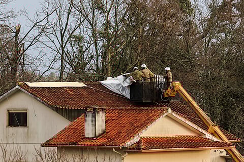 Homem morre quando reparava telhado em Porto de Mós. Proteção Civil contabiliza quase 12 mil ocorrências