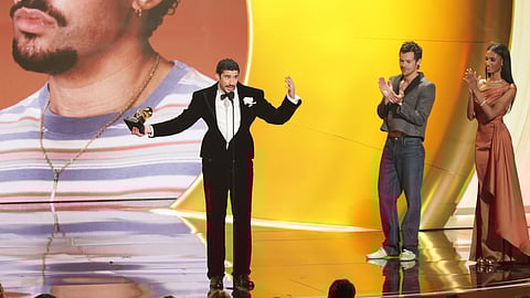 Bad Bunny, no momento em que recebeu o prémio de Melhor Álbum, disse a expressão que mais acompanhou os artistas nos Grammys: "ICE out."