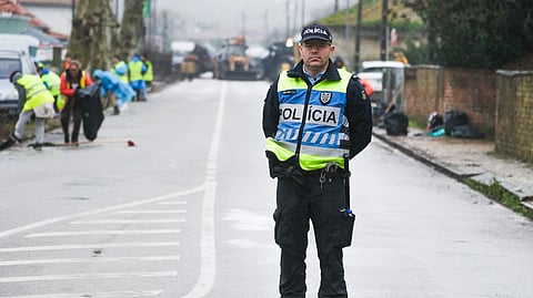 Agente da PSP durante as ações de limpeza dos detritos nas ruas da Marinha Grande