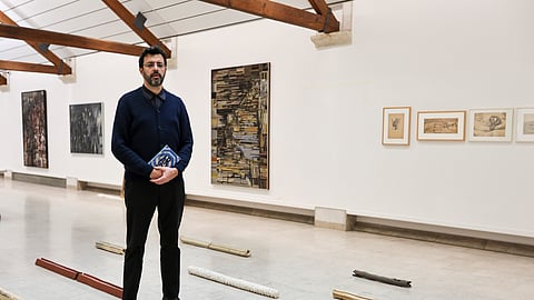 Nuno Faria, diretor do museu, junto de obras de Vasco Futscher no chão. 