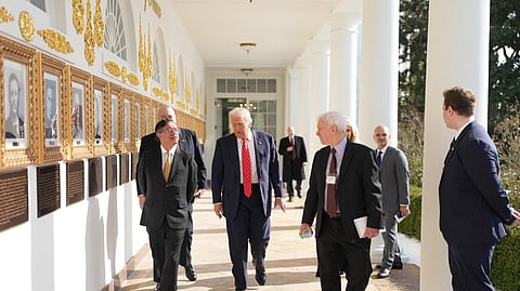 Petro e Trump (à esq.) passearam junto dos retratos dos presidentes norte-americanos.