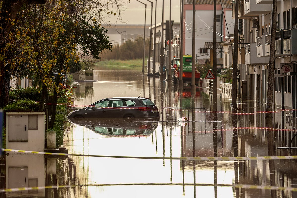 Effects of the low-pressure system "Leonardo" late on Tuesday afternoon — Alcácer do Sal's Baixa flooded again