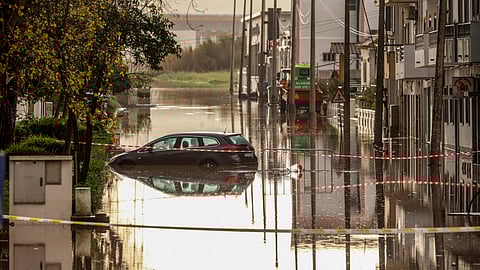 Rio Sado voltou a galgar as margens e inundou a Avenida dos Aviadores, em Alcácer do Sal