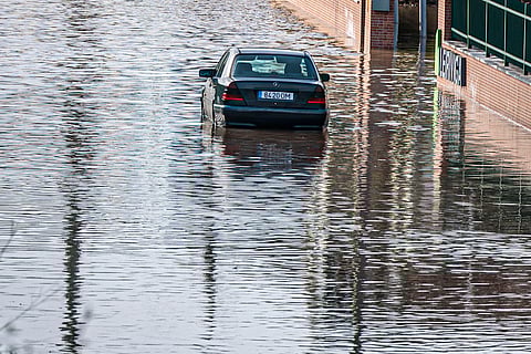 Ribeira da Laje transborda em Santo Amaro de Oeiras. Linhas do Douro e Oeste suspensas