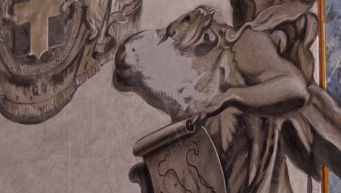 Apagada pintura de anjo parecido com Meloni em igreja de Roma por ordem de um padre