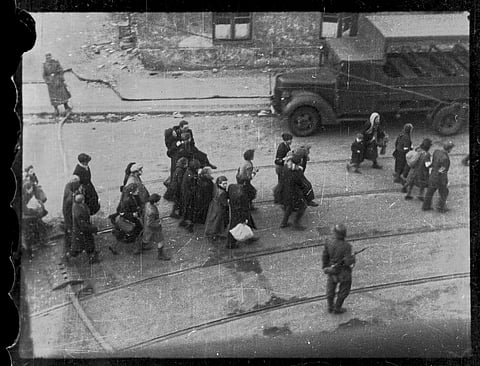 Uma das 33 fotografias obtidas, clandestinamente, no Gueto de Varsóvia.