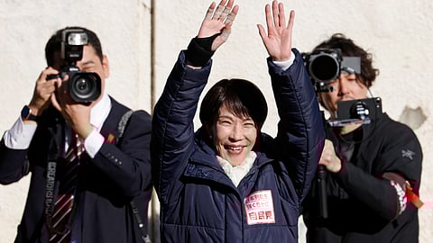 Com uma popularidade acima dos 60%, Sanae Takaichi defende uma política fiscal “mais agressiva”.