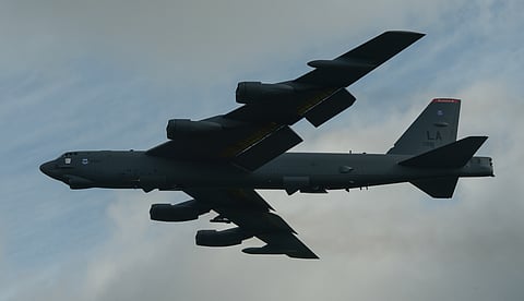 O B-52H Stratofortress é um bombardeiro dos EUA com capacidade de lançar bombas convencionais e nucleares.