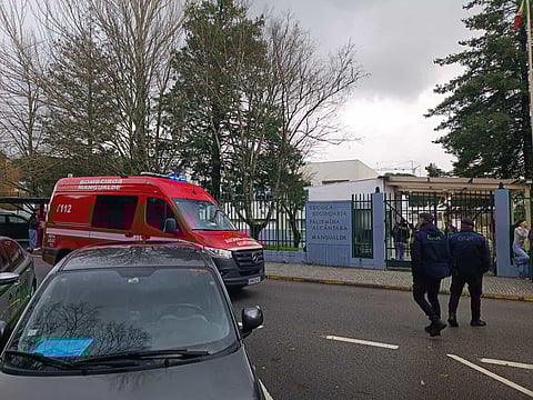 Foto tirada por um pai em frente à escola após a agressão.