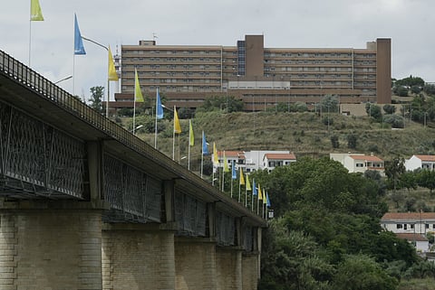 Hospital de Abrantes de prevenção. Do outro lado da ponte, população do Rossio ao Sul Tejo foi evacuada.