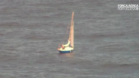 Força Aérea ajuda a salvar homem que estava à deriva no mar há 12 dias quando depressão Kristin se aproximava (com vídeo)