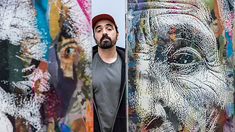 Vhils entre duas peças em resina, no seu atelier no Barreiro.