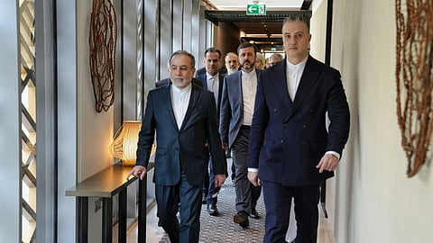 Abbas Araghchi (à esquerda da foto) à chegada à reunião em Omã.