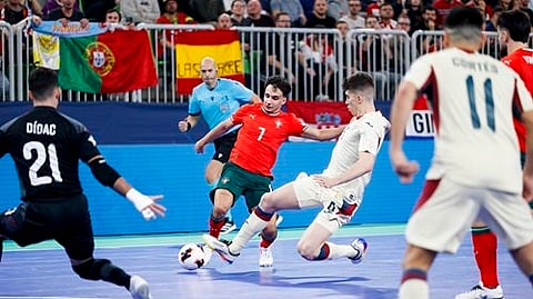 Lúcio Rocha tenta rematar perante a muralha espanhola.