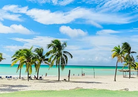 Governo de Cuba encerra hotéis e transfere turistas devido a crise energética