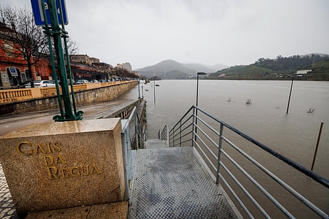 Subida do nível das águas do rio Douro, no Peso da Régua