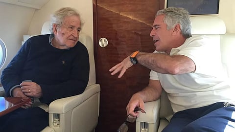 Chomsky com Epstein num avião privado, numa foto que faz parte do dossiê divulgado agora.