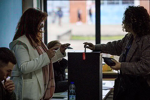 Eleitores marcaram presença na Escola Básica Guilherme Stephensn a Marinha Gtande, apesar da devastação que assolou o concelho.