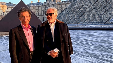Jack Lang com Jeffrey Epstein, junto ao Louvre.