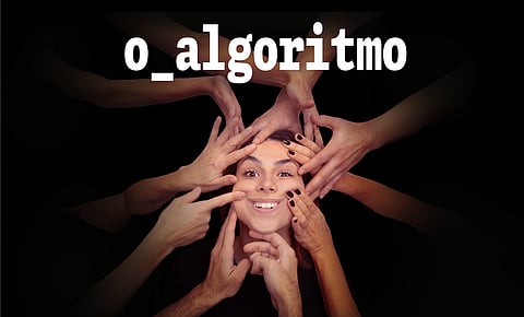 Público participa da encenação. 