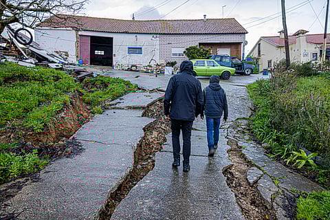 Carlos Costa voltou a casa para salvar mais alguns bens e encontrou-a ainda mais destruída pelo deslizamento de terras.