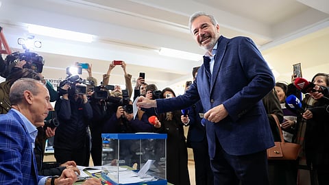 O presidente interino de Aragão e candidato do Partido Popular à reeleição, Jorge Azcón, votou este domingo em Saragoça.