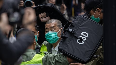 Magnata da imprensa pró-democracia de Hong Kong sentenciado com 20 anos de prisão