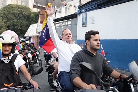 Juan Pablo Guanipa percorreu as ruas de Caracas de moto, em apoio a outros presos políticos.