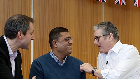 Keir Starmer (à direita na foto) divulgou nas redes sociais fotos em que surge sorridente num evento em Hertfordshire, mostrando-se pronto para seguir em frente e deixar as polémicas para trás.