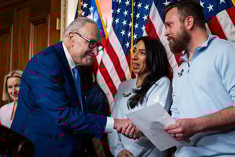 Chuck Schumer cumprimenta o irmão de Virginia Giuffre na apresentação da lei com o nome da irmã.
