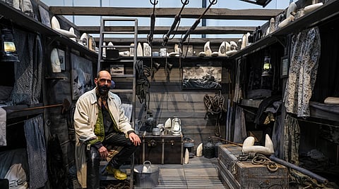 João Pedro Vale e a obra ‘Hero, Captain and Stranger’, que já foi cenário de um filme pornográfico.  Foi comprada por Pedro Cabrita Reis e integrada na coleção da EDP em 2016. 