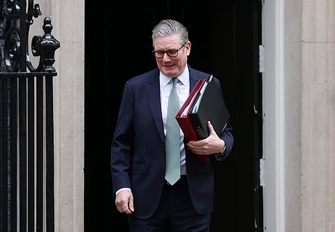 Keir Starmer a sair de Downing Street antes do debate parlamentar. 