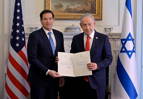 Marco Rubio e Benjamin Netanyahu com a carta da adesão de Israel à iniciativa.