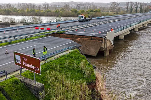 Alerta para chuva forte nas zonas de Lisboa, Oeste e Setúbal. Barreiras no rio Velho estão a ser reforçadas
