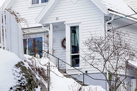 Vista exterior da casa de Thorbjørn Jagland, alvo de buscas pelas autoridades em Risør, na Noruega na manhã desta quinta-feira (12).