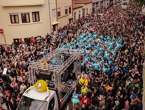 Carnaval da Batucada Radical reúne milhares de foliões no Porto.
