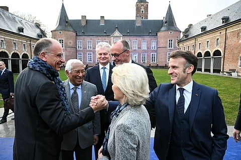 Ex-PM italiano Enrico Letta cumprimenta Emmanuel Macron rodeado de António Costa, Gitanas Nauseda, Friedrich Merz e Ursula von der Leyen.