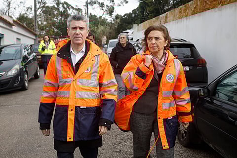 Secretário-geral do PS, José Luís Carneiro, com a presidente da Câmara de Almada, Inês de Medeiros, durante visita à zona de Porto Brandão