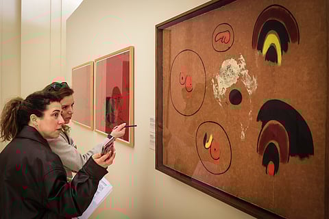 Exposição 'Afinidades Coletivas: Joan Miró e a Arte Contemporânea na Coleção do Museu de Serralves'.