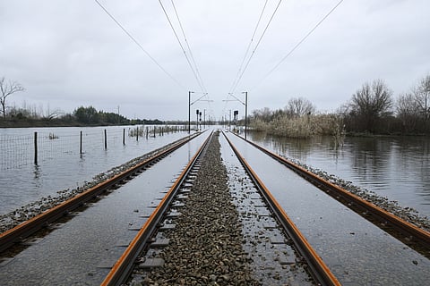 A1 cortada na zona de Coimbra, comboios Lisboa/Porto suspensos e barcos para o Seixal parados