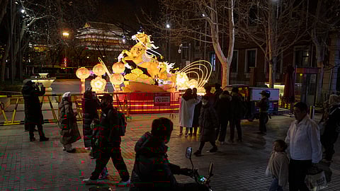 Pequim está cheia de sinais da chegada do Ano do Cavalo, mas não é só na China que se celebra. Também em Portugal é festa importante para a comunidade chinesa.