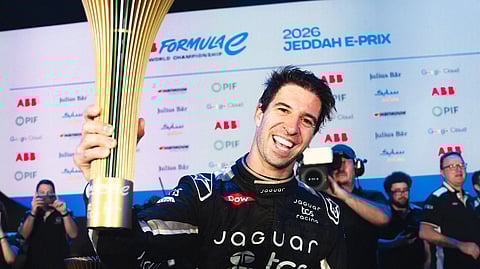 Felix da Costa com o troféu de vencedor