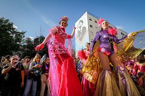 Uma multidão saiu festejar o Carnaval (e o retorno do sol a Lisboa)