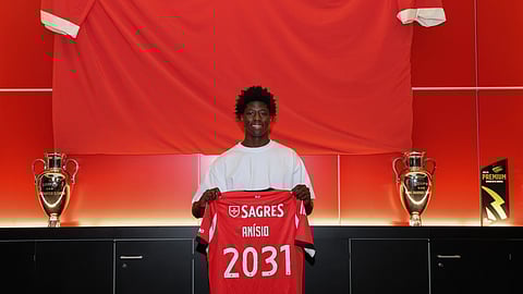Campeão do mundo Anísio Cabral assina novo contrato com o Benfica válido até 2031
