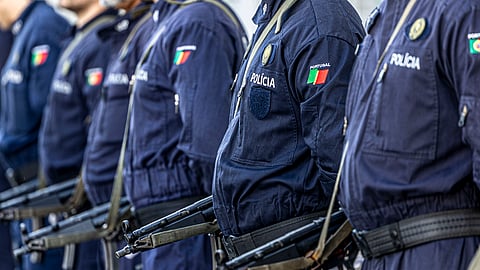 Atualmente, legislação prevê o uso de armas de fogo quando alvo tenha "armas de fogo, armas brancas ou engenhos ou substâncias explosivas, radioactivas".